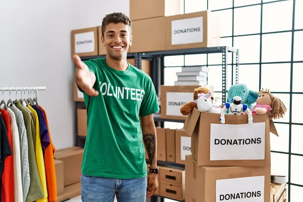Joven Hombre Hispano Guapo Vistiendo Camiseta Voluntaria Donaciones Pie Sonriente — Foto de Stock