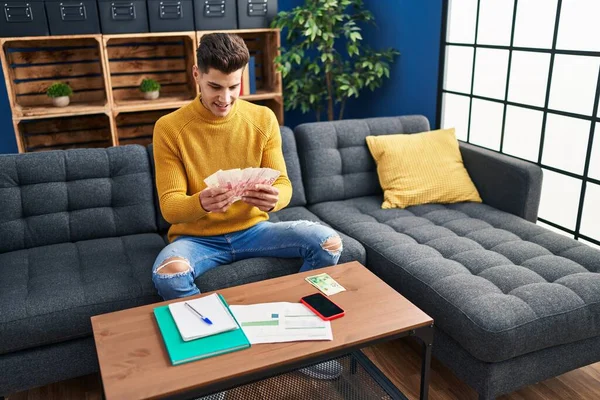 Junger Hispanischer Mann Lächelt Selbstbewusst Und Zählt Hause Schekel — Stockfoto