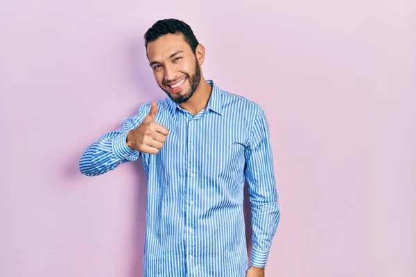 Homem Hispânico Com Barba Vestindo Camisa Azul Casual Fazendo Polegares — Fotografia de Stock