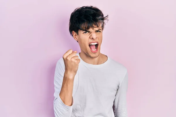 Bonito Jovem Hipster Vestindo Camisa Branca Casual Irritado Louco Levantando — Fotografia de Stock