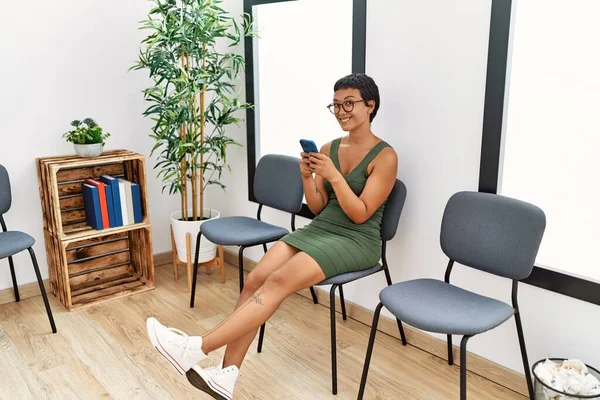 Ung Latinamerikansk Kvinna Använder Smartphone Sitter Stol Väntrummet — Stockfoto