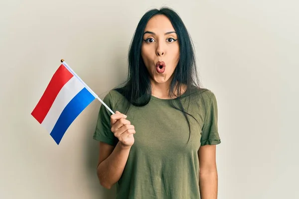 Jeune Fille Hispanique Tenant Drapeau Holland Effrayé Étonné Avec Bouche — Photo