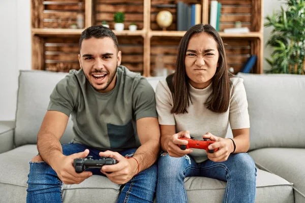 Jovem Casal Latino Frustrado Jogando Videogame Casa — Fotografia de Stock