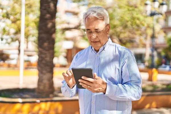 Uomo Anziano Sorridente Fiducioso Utilizzando Touchpad Parco — Foto Stock