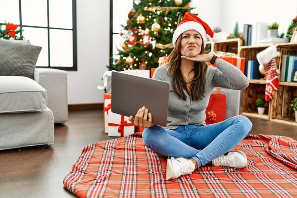Νεαρή Λατίνα Γυναίκα Που Χρησιμοποιεί Φορητό Υπολογιστή Κάθεται Δίπλα Χριστουγεννιάτικο — Φωτογραφία Αρχείου