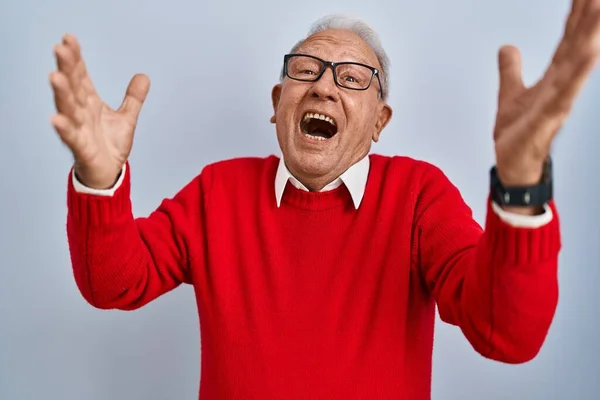 Idősebb Férfi Ősz Hajjal Áll Elszigetelt Háttér Ünnepli Őrült Csodálkozott — Stock Fotó