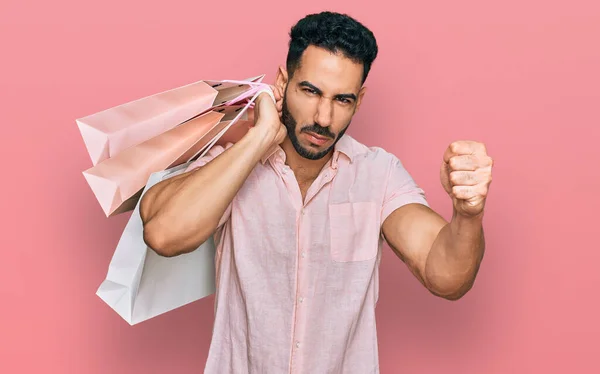 Homme Hispanique Avec Barbe Tenant Des Sacs Provisions Ennuyé Frustré — Photo