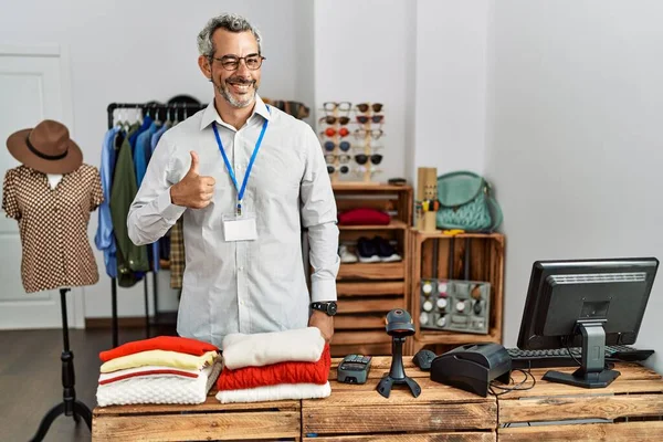 Ein Hispanischer Mann Mittleren Alters Der Als Manager Einer Einzelhandelsboutique — Stockfoto