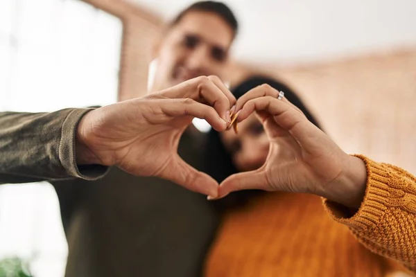 Mann Und Frau Machen Herz Symbol Mit Händen Neuen Zuhause — Stockfoto