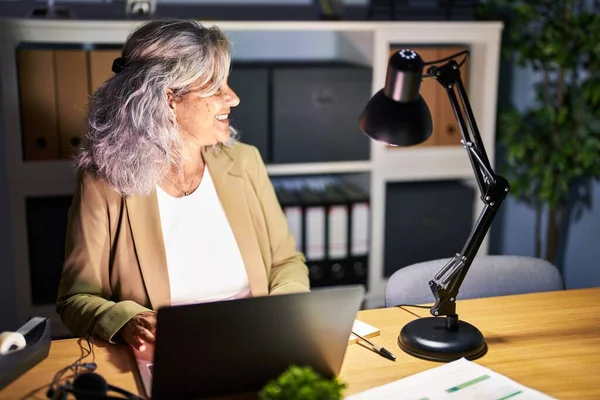 Mujer Mediana Edad Con Pelo Gris Trabajando Con Computadora Portátil —  Fotos de Stock