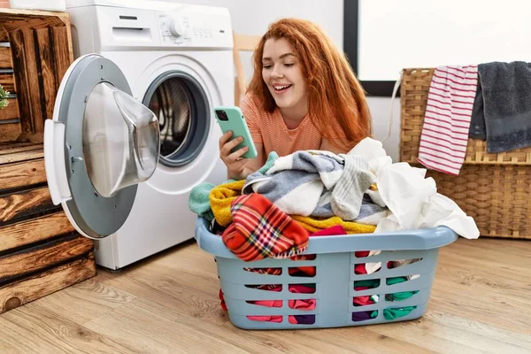 Ung Rödhårig Kvinna Använder Smartphone Tvätta Clohes Tvättstuga — Stockfoto