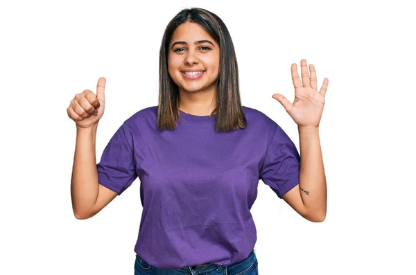 Молода Іспаномовна Дівчина Повсякденній Фіолетовій Сорочці Показуючи Вказуючи Пальцями Номер — стокове фото