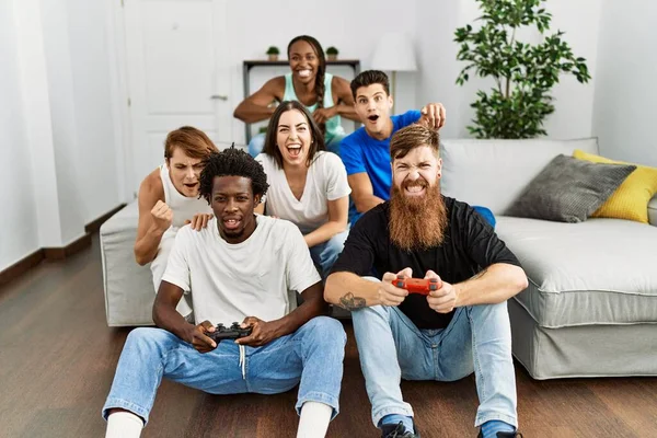 Evde Oyun Oynarken Gülümseyen Bir Grup Genç Arkadaş — Stok fotoğraf