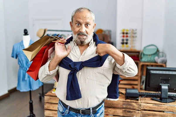 Hübscher Älterer Mann Mit Einkaufstaschen Boutique Shop Zeigt Mit Dem — Stockfoto