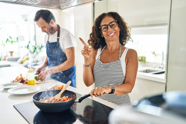 Pareja Mediana Edad Cocinando Comida Mediterránea Casa Sonriendo Feliz Señalando —  Fotos de Stock