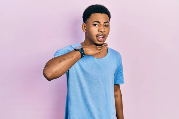 Ung Afrikansk Amerikan Man Bär Casual Blå Skjorta Skära Halsen — Stockfoto