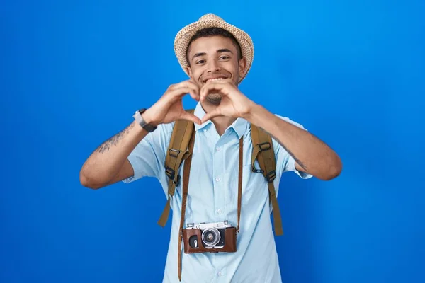 Joven Brasileño Sosteniendo Una Cámara Vintage Sonriendo Enamorado Haciendo Forma —  Fotos de Stock