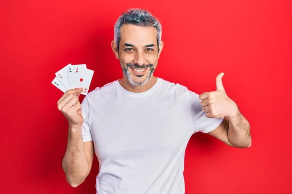Hombre Guapo Mediana Edad Con Pelo Gris Sosteniendo Tarjetas Póquer — Foto de Stock