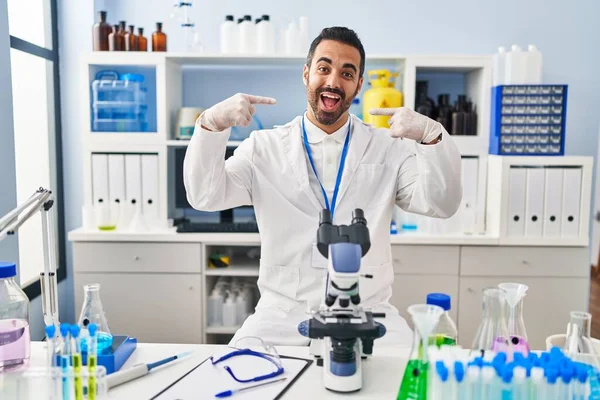 Giovane Uomo Ispanico Con Barba Che Lavora Laboratorio Scienziato Sorridente — Foto Stock