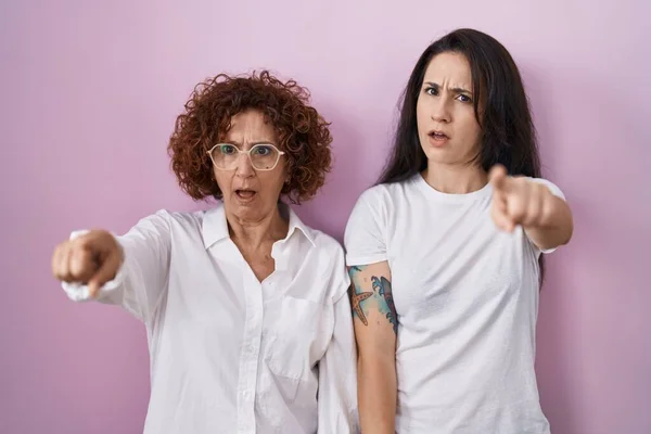 Madre Hija Hispanas Vistiendo Una Camiseta Blanca Casual Sobre Fondo — Foto de Stock