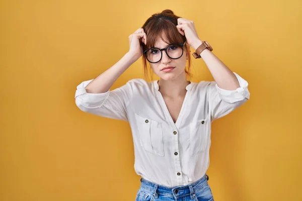 Mujer Hermosa Joven Con Camisa Casual Sobre Fondo Amarillo Que — Foto de Stock