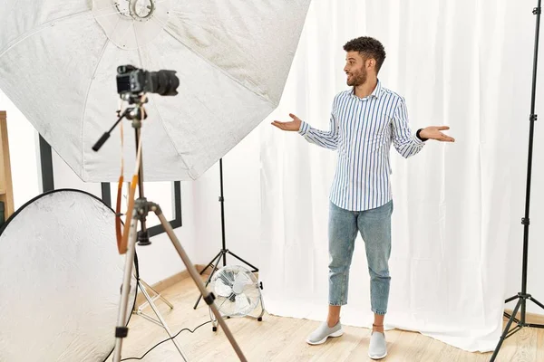 Arabische Jongeman Doet Zich Voor Als Model Fotostudio Glimlachend Met — Stockfoto