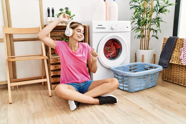 Jonge Kaukasische Vrouw Luisteren Naar Muziek Wachten Wasmachine Wasruimte — Stockfoto