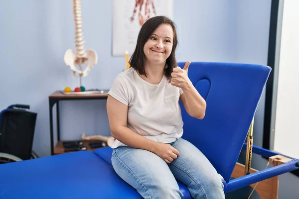 Chica Hispana Con Síndrome Clínica Fisioterapia Sonriendo Feliz Positivo Pulgar —  Fotos de Stock