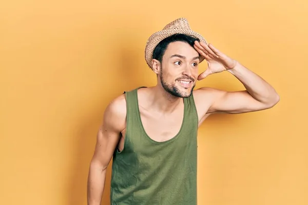 Jeune Homme Hispanique Portant Chapeau Été Très Heureux Souriant Regardant — Photo