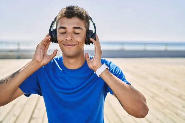 Ung Latinamerikan Tränar Att Lyssna Musik Hörlurar Utomhus — Stockfoto