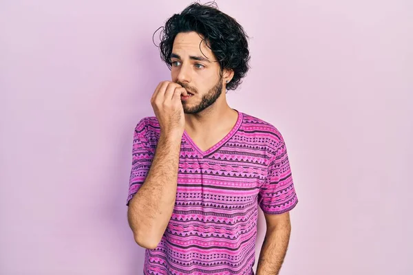 Pohledný Hispánec Obyčejné Růžové Tričku Vystresovaný Nervózní Rukama Ústech Kousajícími — Stock fotografie