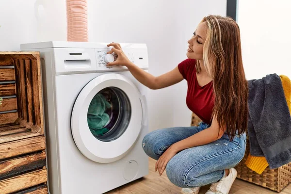 Menina Caucasiana Jovem Sorrindo Roupas Limpeza Feliz Usando Máquina Whasing — Fotografia de Stock