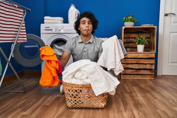 Kirli Çamaşırhanede Çamaşır Yıkayan Kıvırcık Saçlı Spanyol Bir Adam Ağzı — Stok fotoğraf