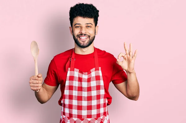 Jovem Árabe Homem Com Barba Vestindo Padeiro Uniforme Segurando Colher — Fotografia de Stock