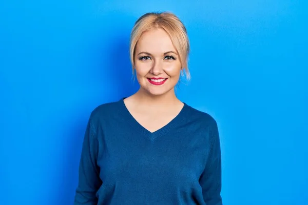 Junge Blonde Frau Lässigem Blauem Pullover Mit Einem Fröhlichen Und — Stockfoto