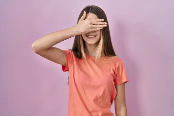 Chica Adolescente Pie Sobre Fondo Rosa Sonriendo Riendo Con Mano —  Fotos de Stock