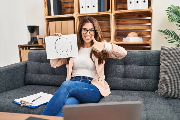 Mujer Morena Joven Sesión Terapia Trabajando Oficina Consulta Sonriendo Feliz — Foto de Stock