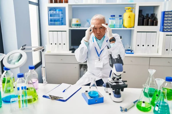研究室で科学者の制服測定液を身に着けているシニア男 — ストック写真