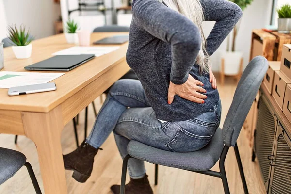 Grauhaarige Frau Mittleren Alters Leidet Rückenschmerzen Büro — Stockfoto