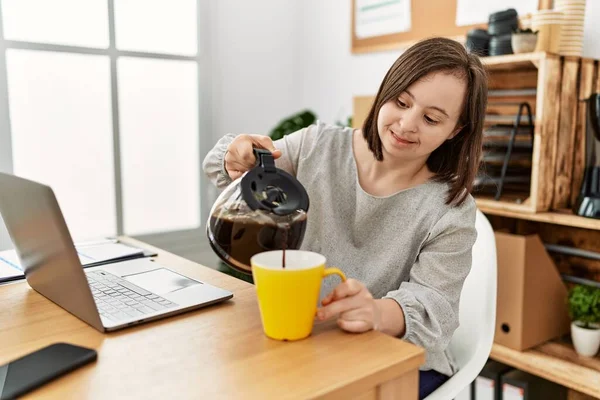 Μελαχρινή Γυναίκα Σύνδρομο Πίνει Ένα Φλιτζάνι Καφέ Στο Γραφείο Των — Φωτογραφία Αρχείου