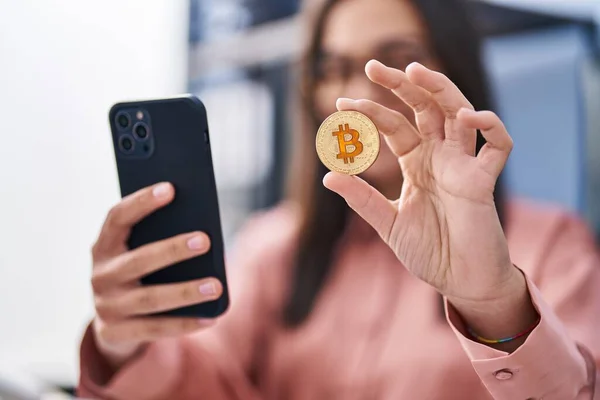 Jonge Spaanse Vrouw Zakenman Met Behulp Van Smartphone Met Bitcoin — Stockfoto