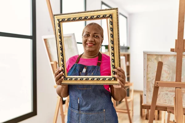 Sênior Africano Americano Mulher Sorrindo Confiante Segurando Moldura Vazia Estúdio — Fotografia de Stock