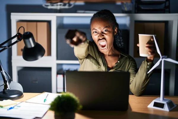 Mujer Africana Trabajando Con Computadora Portátil Noche Señalando Disgustado Frustrado —  Fotos de Stock