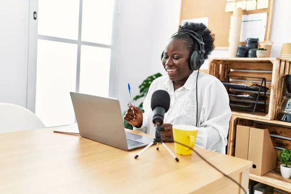Genç Afrikalı Amerikalı Kadın Yayıncı Radyo Stüdyosunda Çalışırken Gülümsüyor — Stok fotoğraf