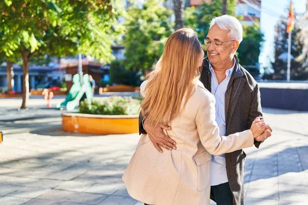 Medelålders Man Och Kvinna Par Ler Säker Dans Parken — Stockfoto