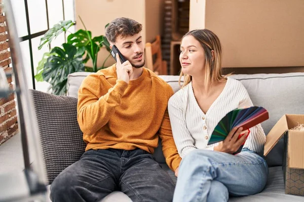 Junger Mann Und Junge Frau Wählen Farbe Und Sprechen Neuen — Stockfoto