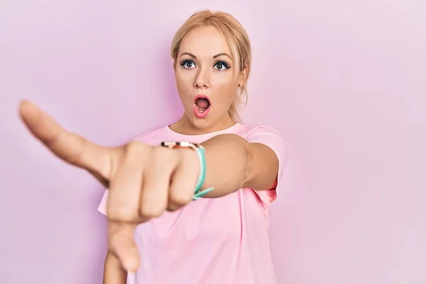 Jonge Blonde Vrouw Draagt Casual Roze Shirt Wijzen Met Vinger — Stockfoto