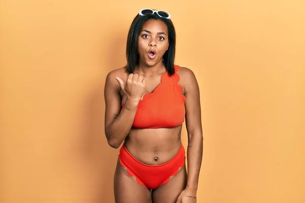 Young African American Girl Wearing Bikini Surprised Pointing Hand Finger — 图库照片