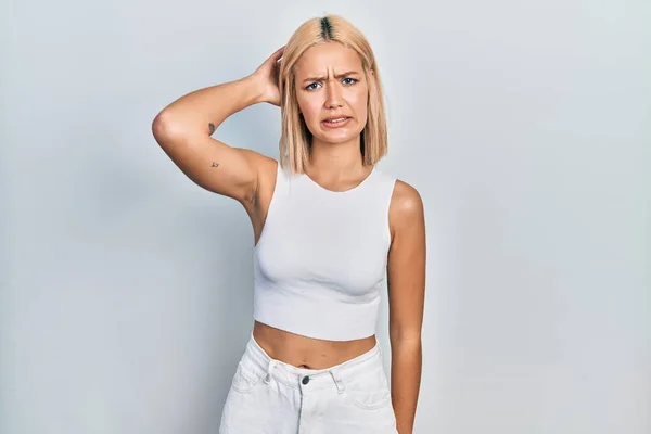 Piękna Blondynka Luźnym Stylu Koszulą Bez Rękawów Mylić Zastanawiać Się — Zdjęcie stockowe