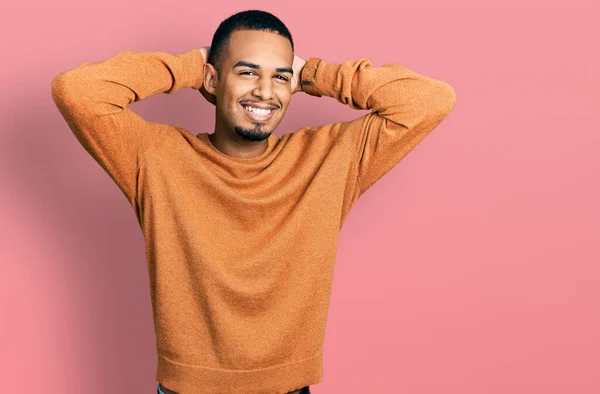 Junger Afrikanisch Amerikanischer Mann Lässiger Kleidung Entspannt Und Dehnt Sich — Stockfoto